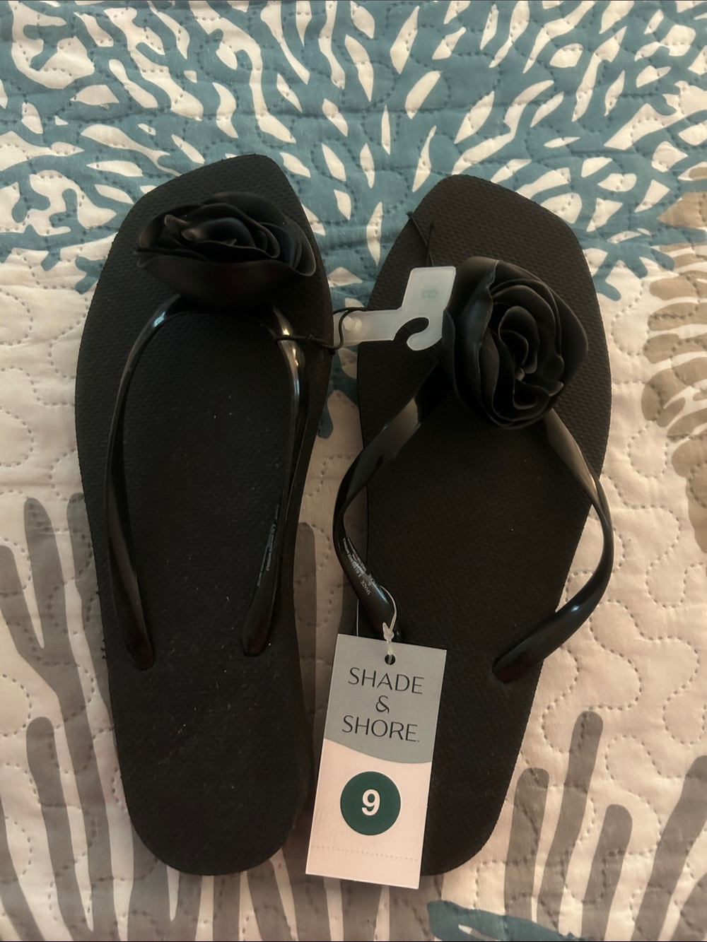 Shade and Shore flip flops